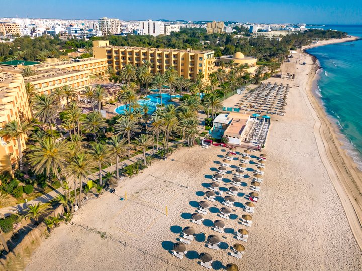Pohled na pláž a hotel