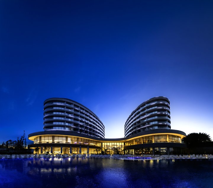 Noční pohled na hotel s bazénem