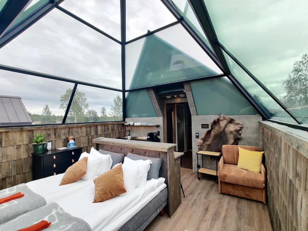 Charter Laponia Aurora Pyramid Glass Igloos Levi