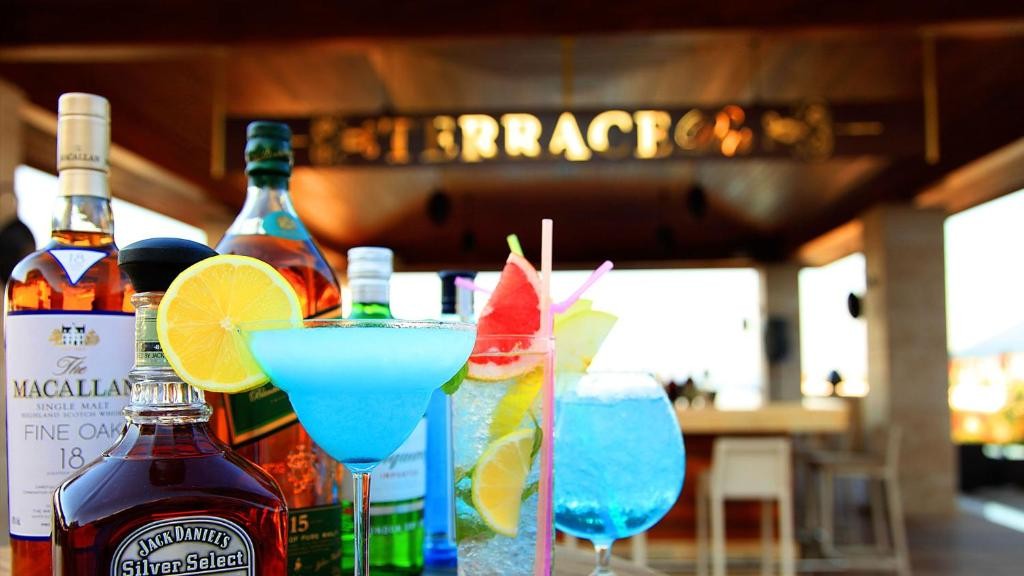 Cratos Premium Hotel