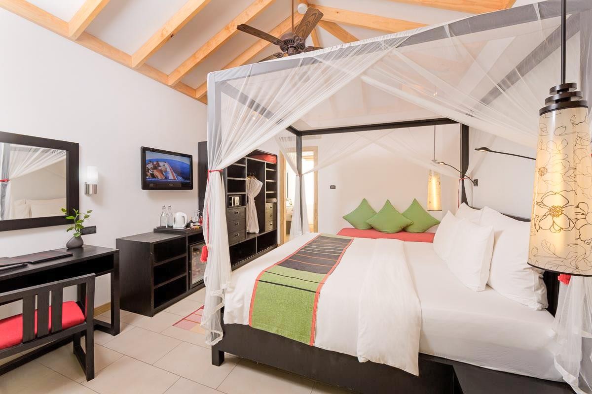 Vilamendhoo Island Resort & Spa 11