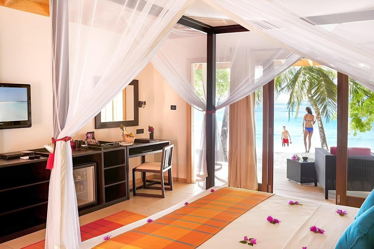 Vilamendhoo Island Resort & Spa 14