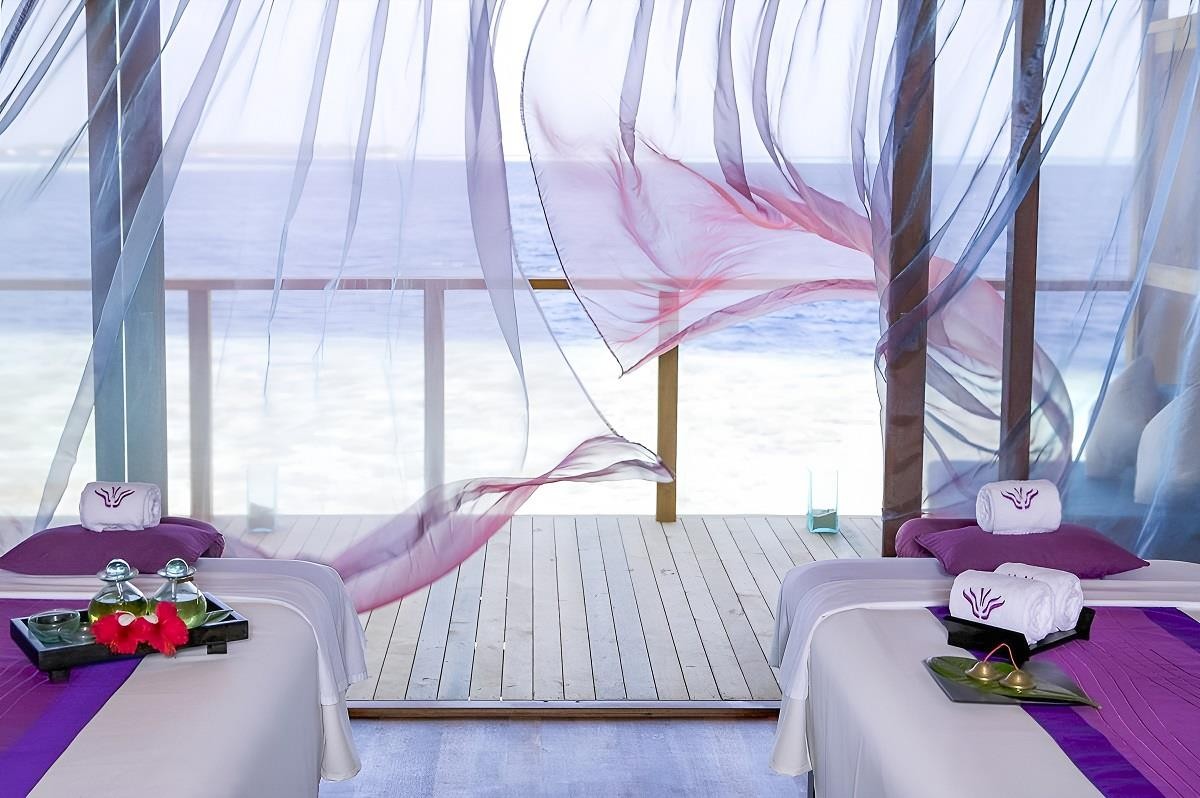 Vilamendhoo Island Resort & Spa 19