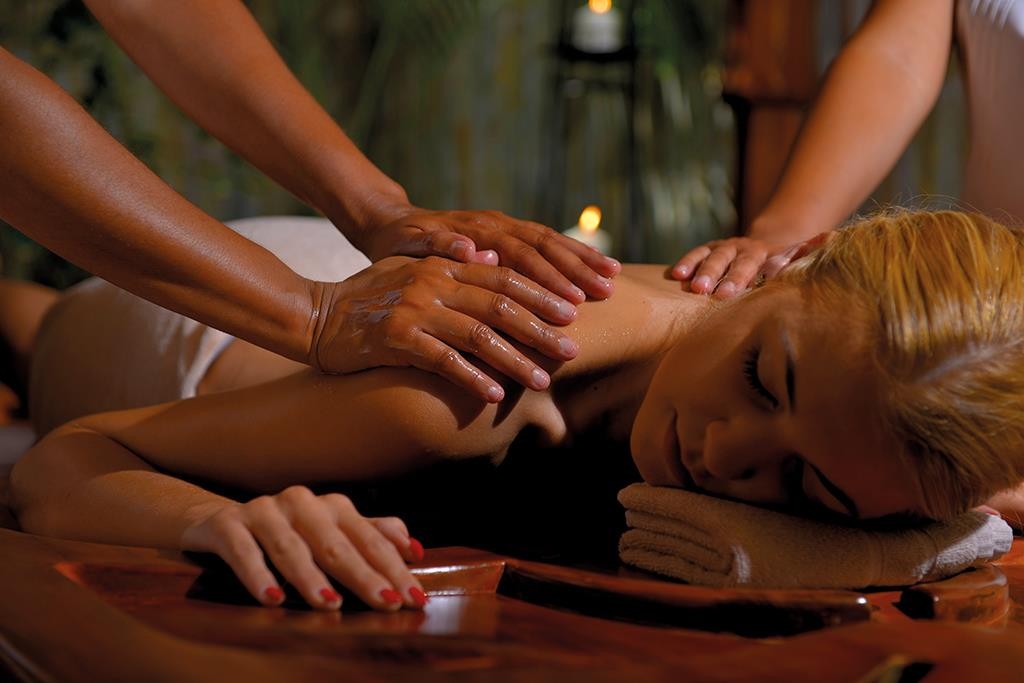 Dinarobin Beachcomber 34