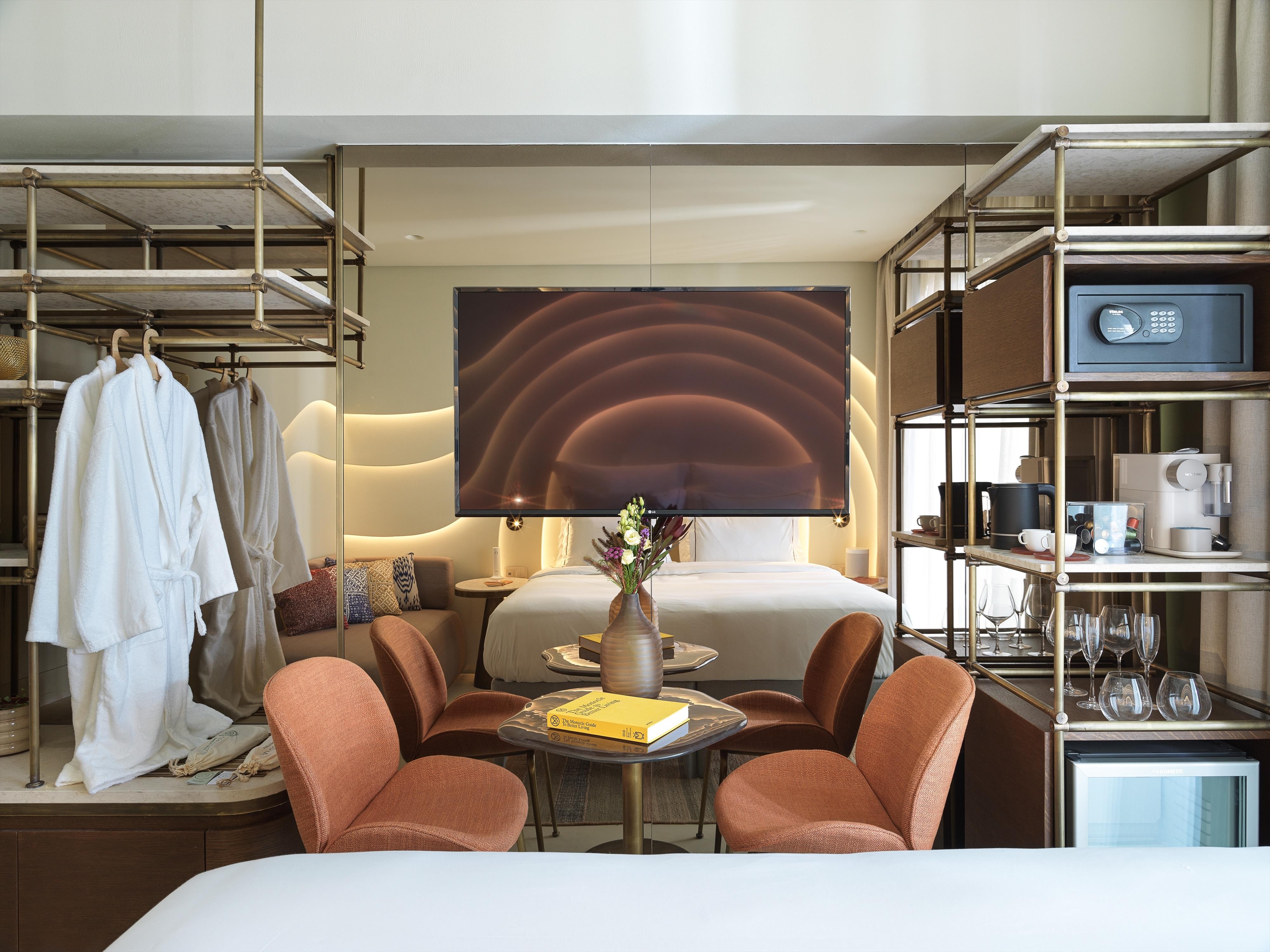 Isla Brown Corinthia, Curio Collection by Hilton 6