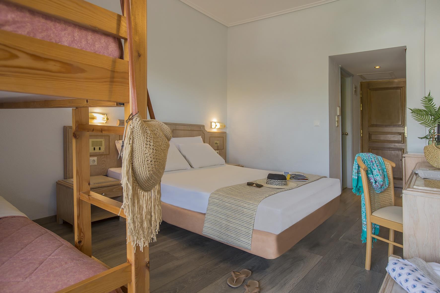 Golden Coast Hotel & Bungalows 9