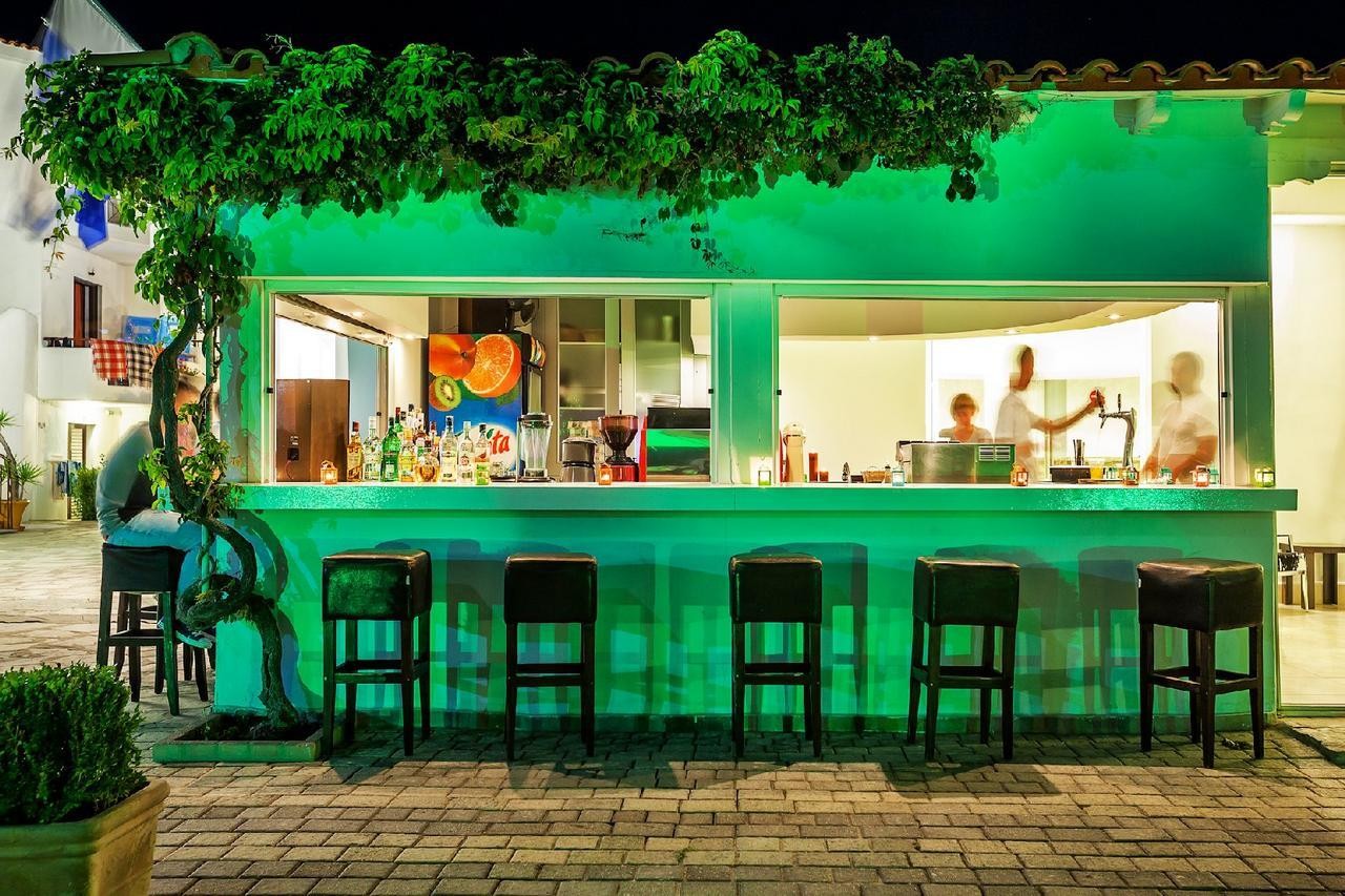 Dolphin Beach Hotel 10