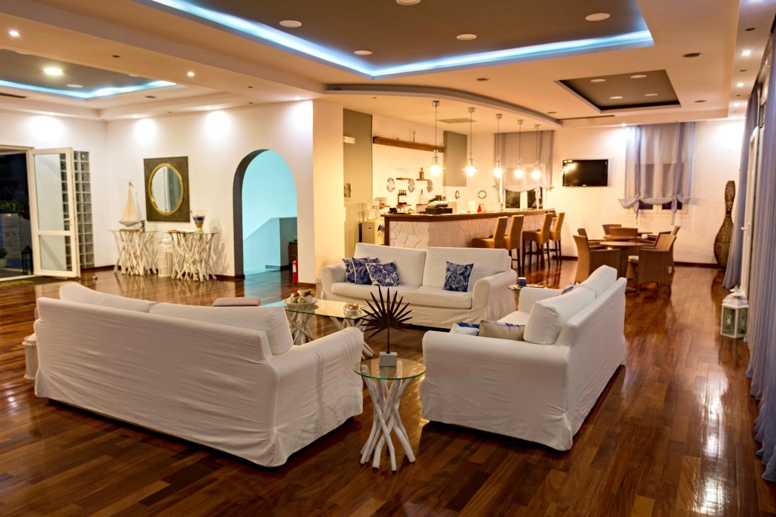 Naftilos Boutique 13