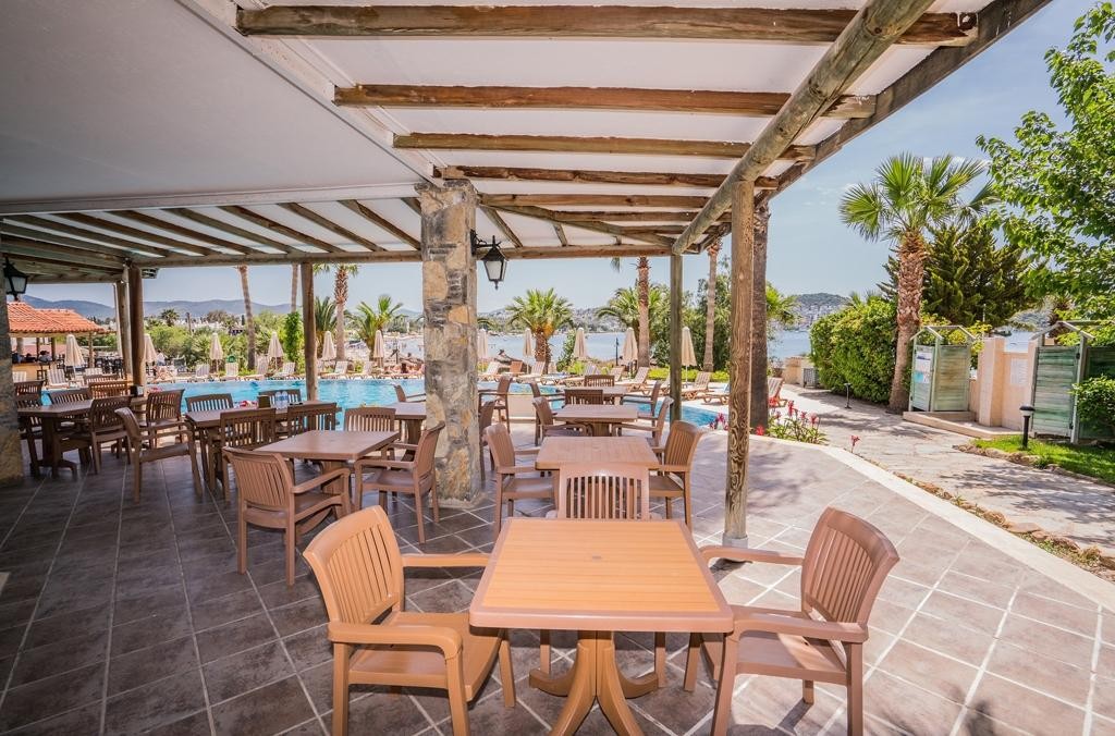 Costa 3s Beach Hotel
